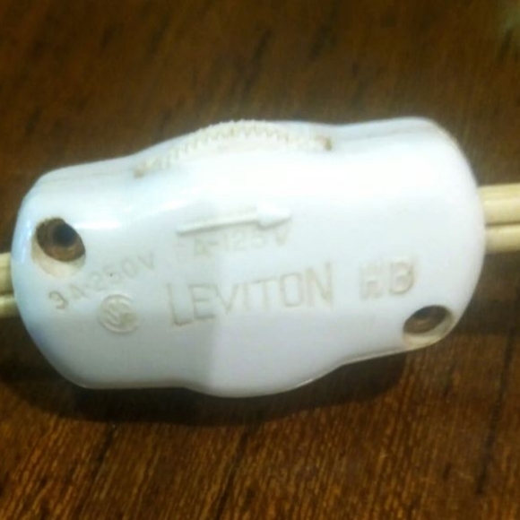 Leviton VTG glass globe lamp, on brass pedistal - Picture 5 of 13